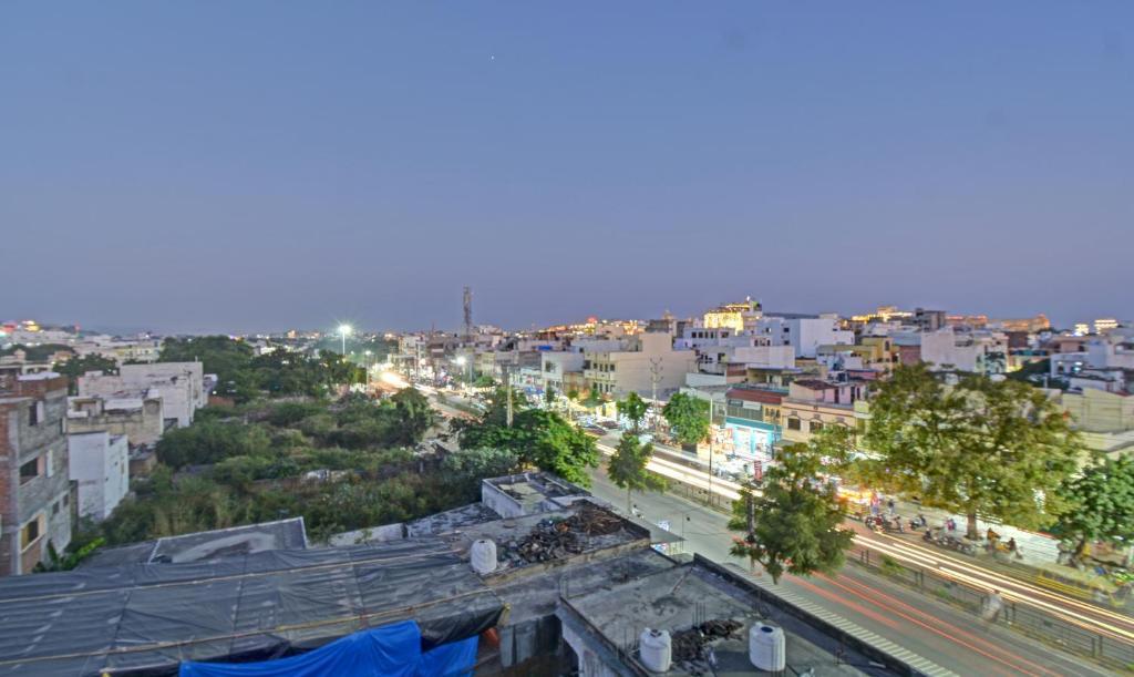 Treebo Paras Raj Near City Palace Udaipur Exterior photo